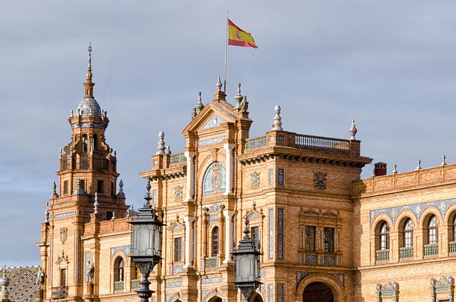 equipo de asociación local en España preparando comunicación de campaña comunitaria