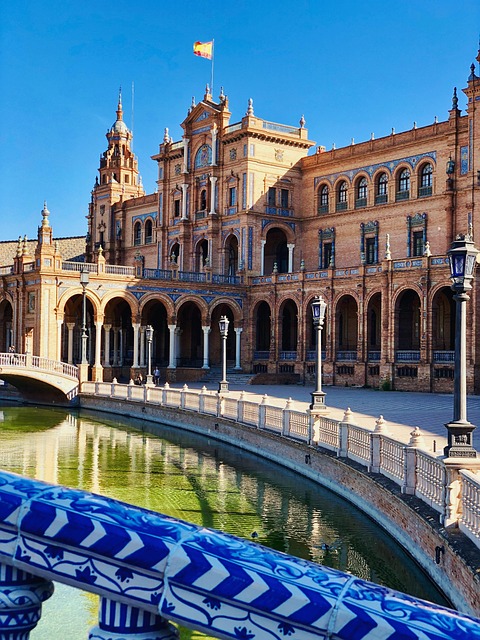 equipo revisando contenidos para campañas comunitarias en España con enfoque transparente