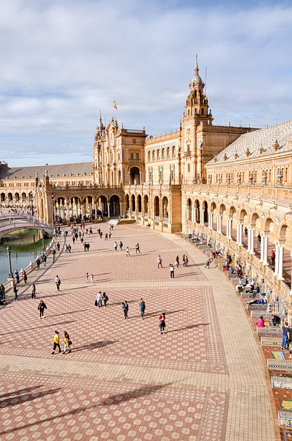 reunión comunitaria en España planificando una campaña de crowdfunding local