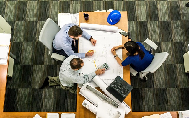 equipo comunitario revisando plan de proyecto y presupuesto en una mesa de trabajo en España